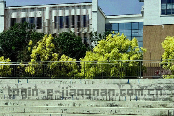 老式体育报纸与现代电脑屏幕并置的抽象图